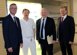 Bernd Busemann (2. von rechts), Präsident des Niedersächsischen Landtages, überbrachte persönlich die positiven Nachrichten aus Hannover an (von links) den Geschäftsführer des Marien Hospitals, Matthias Bitter, den Ärztlichen Direktor, Peter Nellessen, sowie Ansgar Veer, Hauptgeschäftsführer der St. Bonifatius Hospitalgesellschaft in Lingen.