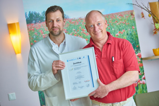 Chefarzt Dr. Albert Dütting (rechts) und Oberarzt Dr. Philipp Werner freuen sich nach einem Jahr der Vorbereitung über die Zertifizierung ihres EndoProthetikZentrums (EPZ). 