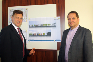 Geschäftsführer Dieter Brünink (links) sowie Tobias Fiedelak, Technischer Leiter im Borromäus Hospital Leer, präsentieren die Pläne für das Parkhaus.