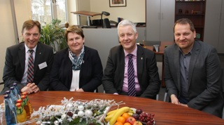 Der Geschäftsführer des Borromäus Hospitals Dieter Brünink (links) und der Technische Leiter Tobias Fiedelak (rechts) stellten Johanne Modder, SPD-Fraktionsvorsitzende, und Matthias Groote, Landrat für den Kreis Leer, die Bauvorhaben des Krankenhauses vor.