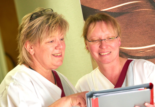 Bereits Ende 2015 haben die beiden Teamleiterinnen Elke Sabev-Kosmis (links) und Sabine Robbe-Hensel ihre Weiterbildung zu Demenzbeauftragten abgeschlossen.