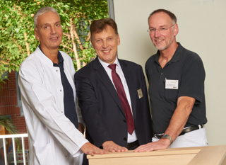 Dr. Rudolf Teiser (rechts) verabschiedet sich nach 19 Jahren im Borromäus Hospital Leer in den Ruhestand. Ende November legt er die Abteilung Unfall- und Wiederherstellungschirurgie in die Hände seines langjährigen Kollegen und Chefarzt-Nachfolgers Dr. Andreas Weinbecker (links). Borro-Geschäftsführer Dieter Brünink wünscht beiden Ärzte alles Gute.