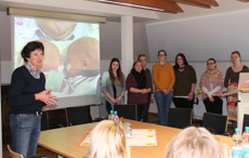 Angela Hebbelmann (links), Christiane Widarzik (nicht im Bild) sowie die Oberkursschüler der Gesundheits- und Kinderkrankenpflege (rechts) begrüßten die Eltern frühgeborener Kinder zum Welt-Frühgeborenen-Tag im Marien Hospital.