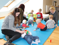 Während ihre Eltern die Zeit für ein Frühstück und den Austausch untereinander nutzten, wurden die Kleinen von den Oberkursschülerinnen der Gesundheits- und Kinderkrankenpflege betreut.