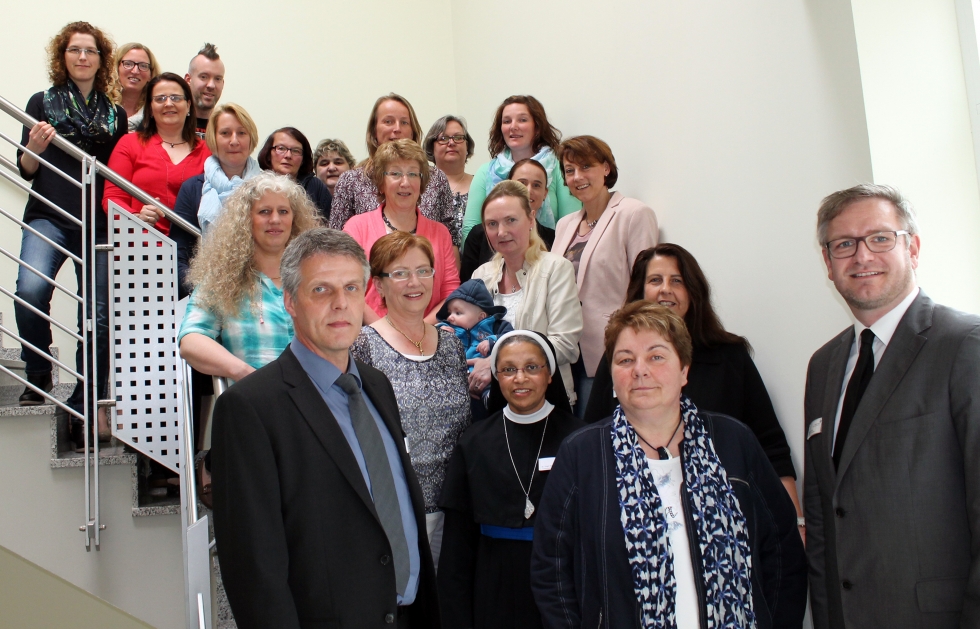 22 Mitarbeiterinnen und Mitarbeiter des Marien Hospital Papenburg Aschendorf feierten gemeinsam mit der Unternehmensleitung ihr Dienstjubiläum.